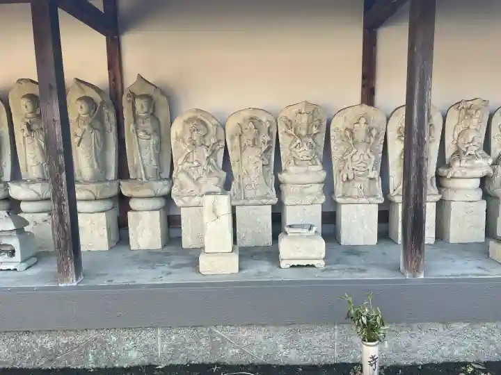 蓮光寺の{uncategorized: "未分類", other: "その他", undefined: "問題あり", building: "その他建物", grave: "お墓", sacred_gate: "鳥居", guardian: "狛犬", statue: "像", buddha: "仏像", history: "歴史", nature: "自然", garden: "庭園", animal: "動物", pagoda: "塔", temizu: "手水舎", mountain_gate: "山門・神門", sanctuary: "本殿・本堂", subordinate: "末社・摂社", art: "芸術", scenery: "景色", jizo: "地蔵", ema: "絵馬", goshuin: "御朱印", omikuji: "おみくじ", items: "授与品その他", amulet: "お守り", goshuincho: "御朱印帳", eats: "食事", festival: "お祭り", votive_dance: "神楽", shichigosan: "七五三参", wedding: "結婚式", experience: "体験その他", initially: "初詣", around: "周辺", anti_infection: "感染症対策"}