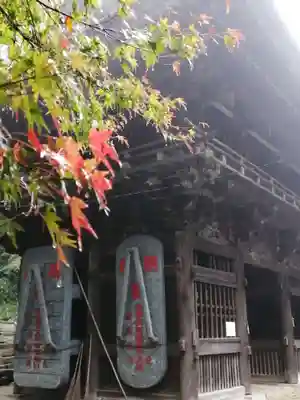 椎尾山薬王院の山門・神門