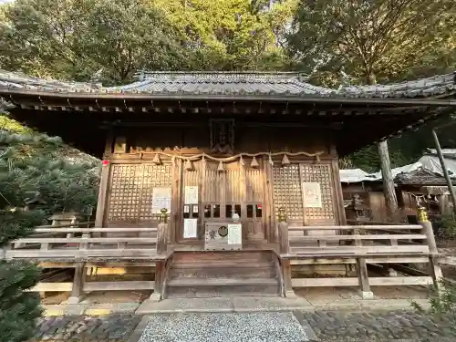 橿森神社の{uncategorized: "未分類", other: "その他", undefined: "問題あり", building: "その他建物", grave: "お墓", sacred_gate: "鳥居", guardian: "狛犬", statue: "像", buddha: "仏像", history: "歴史", nature: "自然", garden: "庭園", animal: "動物", pagoda: "塔", temizu: "手水舎", mountain_gate: "山門・神門", sanctuary: "本殿・本堂", subordinate: "末社・摂社", art: "芸術", scenery: "景色", jizo: "地蔵", ema: "絵馬", goshuin: "御朱印", omikuji: "おみくじ", items: "授与品その他", amulet: "お守り", goshuincho: "御朱印帳", eats: "食事", festival: "お祭り", votive_dance: "神楽", shichigosan: "七五三参", wedding: "結婚式", experience: "体験その他", initially: "初詣", around: "周辺", anti_infection: "感染症対策"}