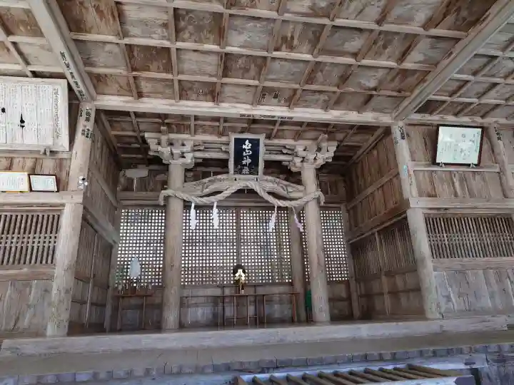 白山神社(長滝神社・白山長瀧神社・長滝白山神社)の{uncategorized: "未分類", other: "その他", undefined: "問題あり", building: "その他建物", grave: "お墓", sacred_gate: "鳥居", guardian: "狛犬", statue: "像", buddha: "仏像", history: "歴史", nature: "自然", garden: "庭園", animal: "動物", pagoda: "塔", temizu: "手水舎", mountain_gate: "山門・神門", sanctuary: "本殿・本堂", subordinate: "末社・摂社", art: "芸術", scenery: "景色", jizo: "地蔵", ema: "絵馬", goshuin: "御朱印", omikuji: "おみくじ", items: "授与品その他", amulet: "お守り", goshuincho: "御朱印帳", eats: "食事", festival: "お祭り", votive_dance: "神楽", shichigosan: "七五三参", wedding: "結婚式", experience: "体験その他", initially: "初詣", around: "周辺", anti_infection: "感染症対策"}