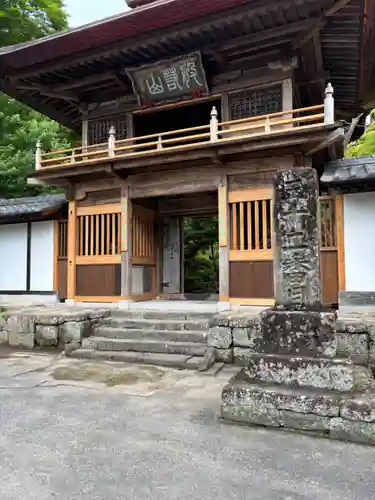 秩父札所三十二番　法性寺の山門