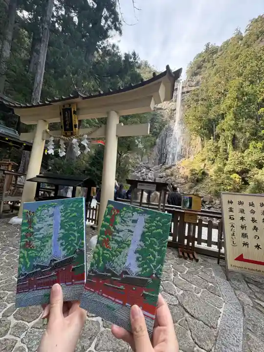 飛瀧神社(熊野那智大社別宮)の{uncategorized: "未分類", other: "その他", undefined: "問題あり", building: "その他建物", grave: "お墓", sacred_gate: "鳥居", guardian: "狛犬", statue: "像", buddha: "仏像", history: "歴史", nature: "自然", garden: "庭園", animal: "動物", pagoda: "塔", temizu: "手水舎", mountain_gate: "山門・神門", sanctuary: "本殿・本堂", subordinate: "末社・摂社", art: "芸術", scenery: "景色", jizo: "地蔵", ema: "絵馬", goshuin: "御朱印", omikuji: "おみくじ", items: "授与品その他", amulet: "お守り", goshuincho: "御朱印帳", eats: "食事", festival: "お祭り", votive_dance: "神楽", shichigosan: "七五三参", wedding: "結婚式", experience: "体験その他", initially: "初詣", around: "周辺", anti_infection: "感染症対策"}