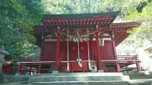 紫神社の本殿