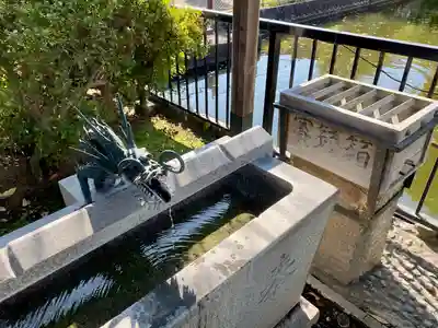 白蛇辨財天の手水舎