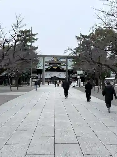 靖國神社の{uncategorized: "未分類", other: "その他", undefined: "問題あり", building: "その他建物", grave: "お墓", sacred_gate: "鳥居", guardian: "狛犬", statue: "像", buddha: "仏像", history: "歴史", nature: "自然", garden: "庭園", animal: "動物", pagoda: "塔", temizu: "手水舎", mountain_gate: "山門・神門", sanctuary: "本殿・本堂", subordinate: "末社・摂社", art: "芸術", scenery: "景色", jizo: "地蔵", ema: "絵馬", goshuin: "御朱印", omikuji: "おみくじ", items: "授与品その他", amulet: "お守り", goshuincho: "御朱印帳", eats: "食事", festival: "お祭り", votive_dance: "神楽", shichigosan: "七五三参", wedding: "結婚式", experience: "体験その他", initially: "初詣", around: "周辺", anti_infection: "感染症対策"}