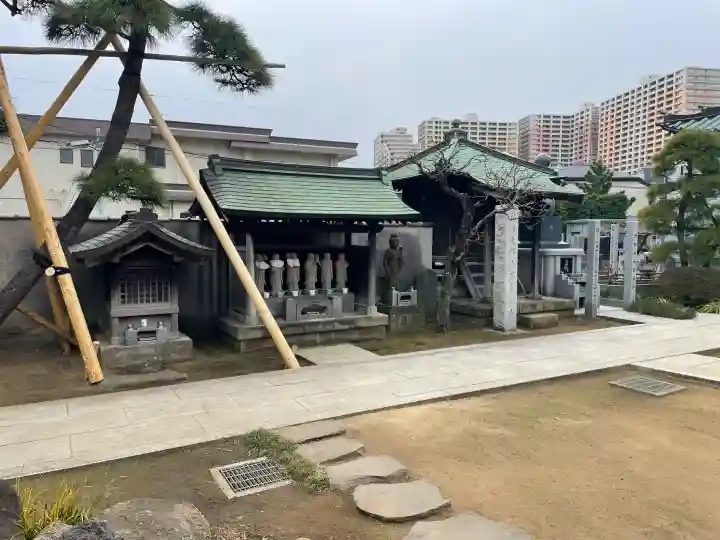 観音寺の{uncategorized: "未分類", other: "その他", undefined: "問題あり", building: "その他建物", grave: "お墓", sacred_gate: "鳥居", guardian: "狛犬", statue: "像", buddha: "仏像", history: "歴史", nature: "自然", garden: "庭園", animal: "動物", pagoda: "塔", temizu: "手水舎", mountain_gate: "山門・神門", sanctuary: "本殿・本堂", subordinate: "末社・摂社", art: "芸術", scenery: "景色", jizo: "地蔵", ema: "絵馬", goshuin: "御朱印", omikuji: "おみくじ", items: "授与品その他", amulet: "お守り", goshuincho: "御朱印帳", eats: "食事", festival: "お祭り", votive_dance: "神楽", shichigosan: "七五三参", wedding: "結婚式", experience: "体験その他", initially: "初詣", around: "周辺", anti_infection: "感染症対策"}
