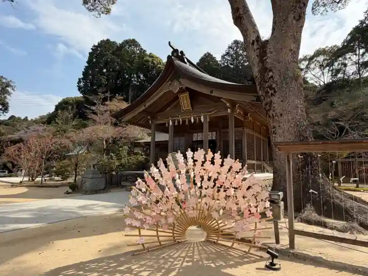 宝満宮竈門神社の{uncategorized: "未分類", other: "その他", undefined: "問題あり", building: "その他建物", grave: "お墓", sacred_gate: "鳥居", guardian: "狛犬", statue: "像", buddha: "仏像", history: "歴史", nature: "自然", garden: "庭園", animal: "動物", pagoda: "塔", temizu: "手水舎", mountain_gate: "山門・神門", sanctuary: "本殿・本堂", subordinate: "末社・摂社", art: "芸術", scenery: "景色", jizo: "地蔵", ema: "絵馬", goshuin: "御朱印", omikuji: "おみくじ", items: "授与品その他", amulet: "お守り", goshuincho: "御朱印帳", eats: "食事", festival: "お祭り", votive_dance: "神楽", shichigosan: "七五三参", wedding: "結婚式", experience: "体験その他", initially: "初詣", around: "周辺", anti_infection: "感染症対策"}
