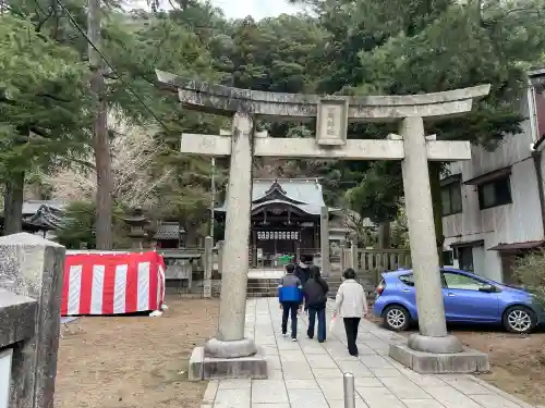 四所神社の{uncategorized: "未分類", other: "その他", undefined: "問題あり", building: "その他建物", grave: "お墓", sacred_gate: "鳥居", guardian: "狛犬", statue: "像", buddha: "仏像", history: "歴史", nature: "自然", garden: "庭園", animal: "動物", pagoda: "塔", temizu: "手水舎", mountain_gate: "山門・神門", sanctuary: "本殿・本堂", subordinate: "末社・摂社", art: "芸術", scenery: "景色", jizo: "地蔵", ema: "絵馬", goshuin: "御朱印", omikuji: "おみくじ", items: "授与品その他", amulet: "お守り", goshuincho: "御朱印帳", eats: "食事", festival: "お祭り", votive_dance: "神楽", shichigosan: "七五三参", wedding: "結婚式", experience: "体験その他", initially: "初詣", around: "周辺", anti_infection: "感染症対策"}