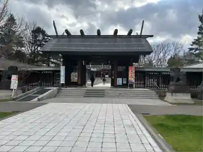 札幌護國神社の山門・神門