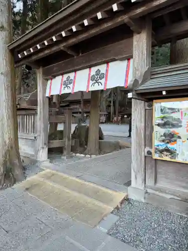 諏訪大社の{uncategorized: "未分類", other: "その他", undefined: "問題あり", building: "その他建物", grave: "お墓", sacred_gate: "鳥居", guardian: "狛犬", statue: "像", buddha: "仏像", history: "歴史", nature: "自然", garden: "庭園", animal: "動物", pagoda: "塔", temizu: "手水舎", mountain_gate: "山門・神門", sanctuary: "本殿・本堂", subordinate: "末社・摂社", art: "芸術", scenery: "景色", jizo: "地蔵", ema: "絵馬", goshuin: "御朱印", omikuji: "おみくじ", items: "授与品その他", amulet: "お守り", goshuincho: "御朱印帳", eats: "食事", festival: "お祭り", votive_dance: "神楽", shichigosan: "七五三参", wedding: "結婚式", experience: "体験その他", initially: "初詣", around: "周辺", anti_infection: "感染症対策"}
