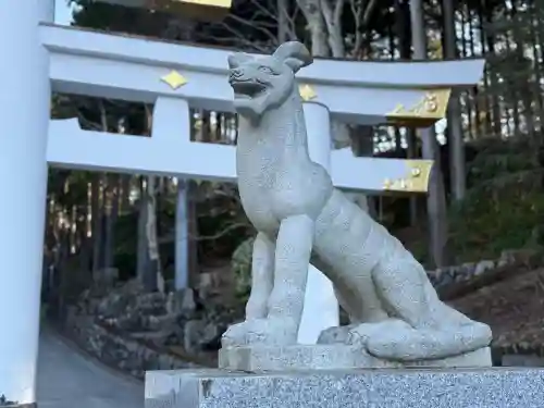 三峯神社の{uncategorized: "未分類", other: "その他", undefined: "問題あり", building: "その他建物", grave: "お墓", sacred_gate: "鳥居", guardian: "狛犬", statue: "像", buddha: "仏像", history: "歴史", nature: "自然", garden: "庭園", animal: "動物", pagoda: "塔", temizu: "手水舎", mountain_gate: "山門・神門", sanctuary: "本殿・本堂", subordinate: "末社・摂社", art: "芸術", scenery: "景色", jizo: "地蔵", ema: "絵馬", goshuin: "御朱印", omikuji: "おみくじ", items: "授与品その他", amulet: "お守り", goshuincho: "御朱印帳", eats: "食事", festival: "お祭り", votive_dance: "神楽", shichigosan: "七五三参", wedding: "結婚式", experience: "体験その他", initially: "初詣", around: "周辺", anti_infection: "感染症対策"}