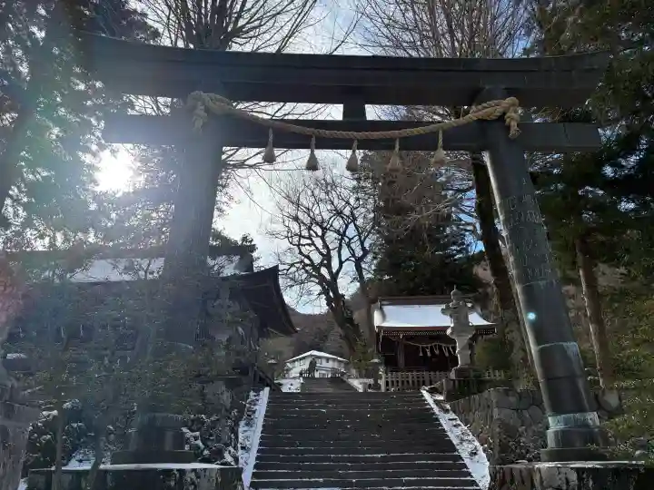 諏訪大社上社前宮の{uncategorized: "未分類", other: "その他", undefined: "問題あり", building: "その他建物", grave: "お墓", sacred_gate: "鳥居", guardian: "狛犬", statue: "像", buddha: "仏像", history: "歴史", nature: "自然", garden: "庭園", animal: "動物", pagoda: "塔", temizu: "手水舎", mountain_gate: "山門・神門", sanctuary: "本殿・本堂", subordinate: "末社・摂社", art: "芸術", scenery: "景色", jizo: "地蔵", ema: "絵馬", goshuin: "御朱印", omikuji: "おみくじ", items: "授与品その他", amulet: "お守り", goshuincho: "御朱印帳", eats: "食事", festival: "お祭り", votive_dance: "神楽", shichigosan: "七五三参", wedding: "結婚式", experience: "体験その他", initially: "初詣", around: "周辺", anti_infection: "感染症対策"}