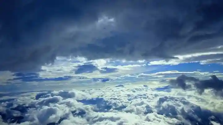 富士山頂上浅間大社奥宮の景色