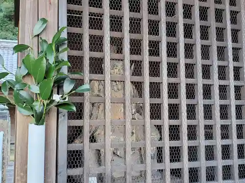 犬次神社の像