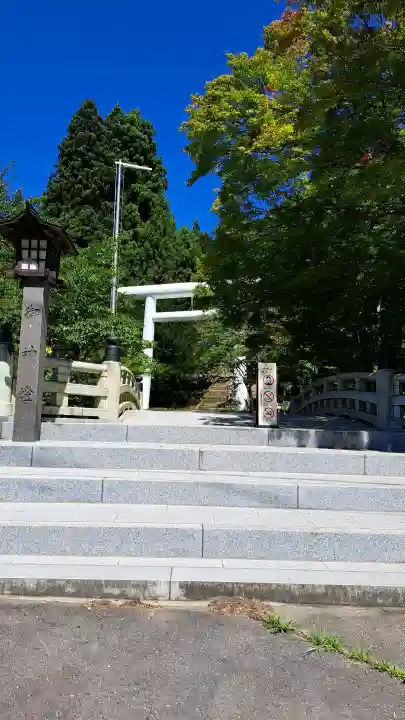 土津神社|こどもと出世の神さまの{uncategorized: "未分類", other: "その他", undefined: "問題あり", building: "その他建物", grave: "お墓", sacred_gate: "鳥居", guardian: "狛犬", statue: "像", buddha: "仏像", history: "歴史", nature: "自然", garden: "庭園", animal: "動物", pagoda: "塔", temizu: "手水舎", mountain_gate: "山門・神門", sanctuary: "本殿・本堂", subordinate: "末社・摂社", art: "芸術", scenery: "景色", jizo: "地蔵", ema: "絵馬", goshuin: "御朱印", omikuji: "おみくじ", items: "授与品その他", amulet: "お守り", goshuincho: "御朱印帳", eats: "食事", festival: "お祭り", votive_dance: "神楽", shichigosan: "七五三参", wedding: "結婚式", experience: "体験その他", initially: "初詣", around: "周辺", anti_infection: "感染症対策"}