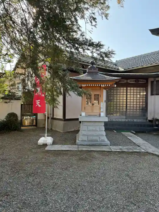 本光寺の{uncategorized: "未分類", other: "その他", undefined: "問題あり", building: "その他建物", grave: "お墓", sacred_gate: "鳥居", guardian: "狛犬", statue: "像", buddha: "仏像", history: "歴史", nature: "自然", garden: "庭園", animal: "動物", pagoda: "塔", temizu: "手水舎", mountain_gate: "山門・神門", sanctuary: "本殿・本堂", subordinate: "末社・摂社", art: "芸術", scenery: "景色", jizo: "地蔵", ema: "絵馬", goshuin: "御朱印", omikuji: "おみくじ", items: "授与品その他", amulet: "お守り", goshuincho: "御朱印帳", eats: "食事", festival: "お祭り", votive_dance: "神楽", shichigosan: "七五三参", wedding: "結婚式", experience: "体験その他", initially: "初詣", around: "周辺", anti_infection: "感染症対策"}