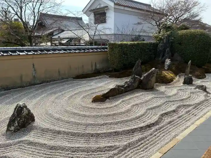 瑞峯院の{uncategorized: "未分類", other: "その他", undefined: "問題あり", building: "その他建物", grave: "お墓", sacred_gate: "鳥居", guardian: "狛犬", statue: "像", buddha: "仏像", history: "歴史", nature: "自然", garden: "庭園", animal: "動物", pagoda: "塔", temizu: "手水舎", mountain_gate: "山門・神門", sanctuary: "本殿・本堂", subordinate: "末社・摂社", art: "芸術", scenery: "景色", jizo: "地蔵", ema: "絵馬", goshuin: "御朱印", omikuji: "おみくじ", items: "授与品その他", amulet: "お守り", goshuincho: "御朱印帳", eats: "食事", festival: "お祭り", votive_dance: "神楽", shichigosan: "七五三参", wedding: "結婚式", experience: "体験その他", initially: "初詣", around: "周辺", anti_infection: "感染症対策"}