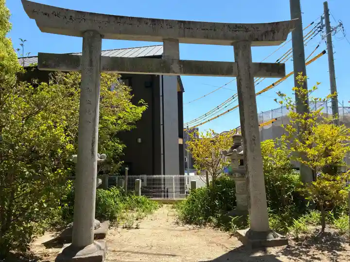 市杵島神社の{uncategorized: "未分類", other: "その他", undefined: "問題あり", building: "その他建物", grave: "お墓", sacred_gate: "鳥居", guardian: "狛犬", statue: "像", buddha: "仏像", history: "歴史", nature: "自然", garden: "庭園", animal: "動物", pagoda: "塔", temizu: "手水舎", mountain_gate: "山門・神門", sanctuary: "本殿・本堂", subordinate: "末社・摂社", art: "芸術", scenery: "景色", jizo: "地蔵", ema: "絵馬", goshuin: "御朱印", omikuji: "おみくじ", items: "授与品その他", amulet: "お守り", goshuincho: "御朱印帳", eats: "食事", festival: "お祭り", votive_dance: "神楽", shichigosan: "七五三参", wedding: "結婚式", experience: "体験その他", initially: "初詣", around: "周辺", anti_infection: "感染症対策"}