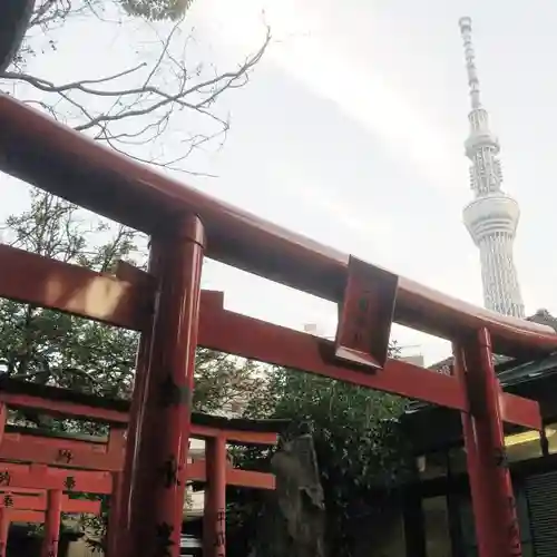 三囲神社の鳥居