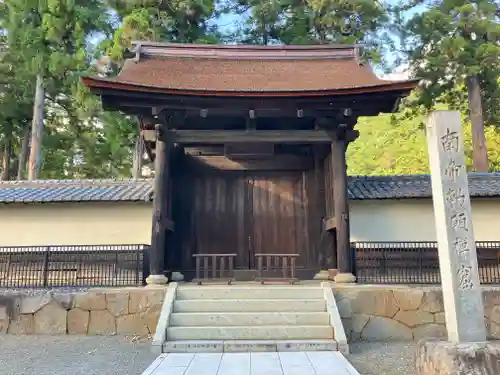 向嶽寺の山門