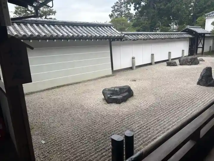 南禅寺の{uncategorized: "未分類", other: "その他", undefined: "問題あり", building: "その他建物", grave: "お墓", sacred_gate: "鳥居", guardian: "狛犬", statue: "像", buddha: "仏像", history: "歴史", nature: "自然", garden: "庭園", animal: "動物", pagoda: "塔", temizu: "手水舎", mountain_gate: "山門・神門", sanctuary: "本殿・本堂", subordinate: "末社・摂社", art: "芸術", scenery: "景色", jizo: "地蔵", ema: "絵馬", goshuin: "御朱印", omikuji: "おみくじ", items: "授与品その他", amulet: "お守り", goshuincho: "御朱印帳", eats: "食事", festival: "お祭り", votive_dance: "神楽", shichigosan: "七五三参", wedding: "結婚式", experience: "体験その他", initially: "初詣", around: "周辺", anti_infection: "感染症対策"}