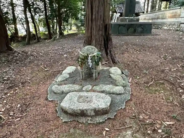 多奈閇神社の{uncategorized: "未分類", other: "その他", undefined: "問題あり", building: "その他建物", grave: "お墓", sacred_gate: "鳥居", guardian: "狛犬", statue: "像", buddha: "仏像", history: "歴史", nature: "自然", garden: "庭園", animal: "動物", pagoda: "塔", temizu: "手水舎", mountain_gate: "山門・神門", sanctuary: "本殿・本堂", subordinate: "末社・摂社", art: "芸術", scenery: "景色", jizo: "地蔵", ema: "絵馬", goshuin: "御朱印", omikuji: "おみくじ", items: "授与品その他", amulet: "お守り", goshuincho: "御朱印帳", eats: "食事", festival: "お祭り", votive_dance: "神楽", shichigosan: "七五三参", wedding: "結婚式", experience: "体験その他", initially: "初詣", around: "周辺", anti_infection: "感染症対策"}