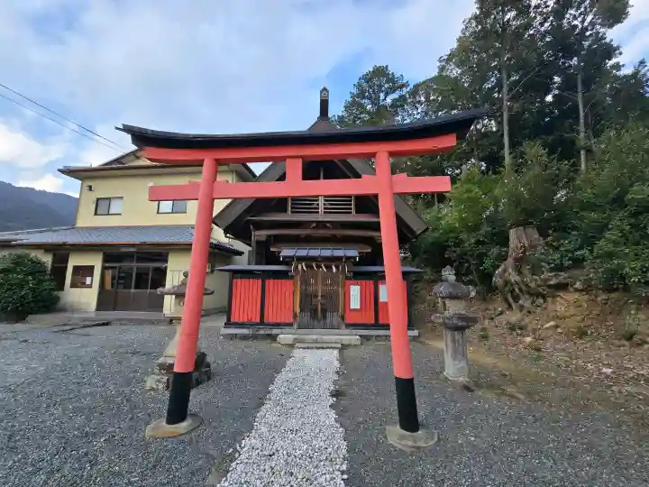 樫本神社(大原野神社境外摂社)の{uncategorized: "未分類", other: "その他", undefined: "問題あり", building: "その他建物", grave: "お墓", sacred_gate: "鳥居", guardian: "狛犬", statue: "像", buddha: "仏像", history: "歴史", nature: "自然", garden: "庭園", animal: "動物", pagoda: "塔", temizu: "手水舎", mountain_gate: "山門・神門", sanctuary: "本殿・本堂", subordinate: "末社・摂社", art: "芸術", scenery: "景色", jizo: "地蔵", ema: "絵馬", goshuin: "御朱印", omikuji: "おみくじ", items: "授与品その他", amulet: "お守り", goshuincho: "御朱印帳", eats: "食事", festival: "お祭り", votive_dance: "神楽", shichigosan: "七五三参", wedding: "結婚式", experience: "体験その他", initially: "初詣", around: "周辺", anti_infection: "感染症対策"}