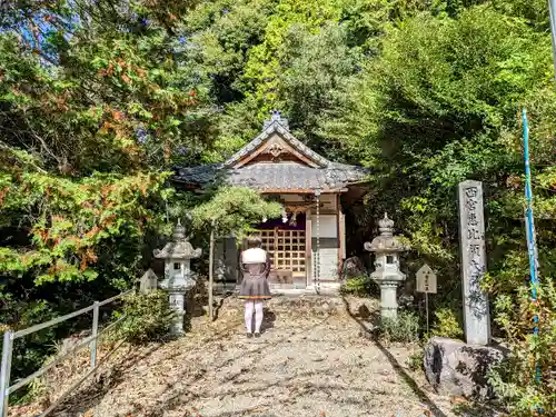 曽野稲荷神社の本殿