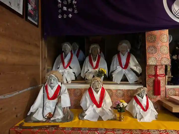 芦峅寺閻魔堂の{uncategorized: "未分類", other: "その他", undefined: "問題あり", building: "その他建物", grave: "お墓", sacred_gate: "鳥居", guardian: "狛犬", statue: "像", buddha: "仏像", history: "歴史", nature: "自然", garden: "庭園", animal: "動物", pagoda: "塔", temizu: "手水舎", mountain_gate: "山門・神門", sanctuary: "本殿・本堂", subordinate: "末社・摂社", art: "芸術", scenery: "景色", jizo: "地蔵", ema: "絵馬", goshuin: "御朱印", omikuji: "おみくじ", items: "授与品その他", amulet: "お守り", goshuincho: "御朱印帳", eats: "食事", festival: "お祭り", votive_dance: "神楽", shichigosan: "七五三参", wedding: "結婚式", experience: "体験その他", initially: "初詣", around: "周辺", anti_infection: "感染症対策"}