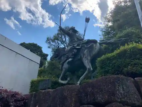 穴八幡宮の像