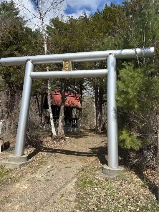 留辺蘂神社の{uncategorized: "未分類", other: "その他", undefined: "問題あり", building: "その他建物", grave: "お墓", sacred_gate: "鳥居", guardian: "狛犬", statue: "像", buddha: "仏像", history: "歴史", nature: "自然", garden: "庭園", animal: "動物", pagoda: "塔", temizu: "手水舎", mountain_gate: "山門・神門", sanctuary: "本殿・本堂", subordinate: "末社・摂社", art: "芸術", scenery: "景色", jizo: "地蔵", ema: "絵馬", goshuin: "御朱印", omikuji: "おみくじ", items: "授与品その他", amulet: "お守り", goshuincho: "御朱印帳", eats: "食事", festival: "お祭り", votive_dance: "神楽", shichigosan: "七五三参", wedding: "結婚式", experience: "体験その他", initially: "初詣", around: "周辺", anti_infection: "感染症対策"}