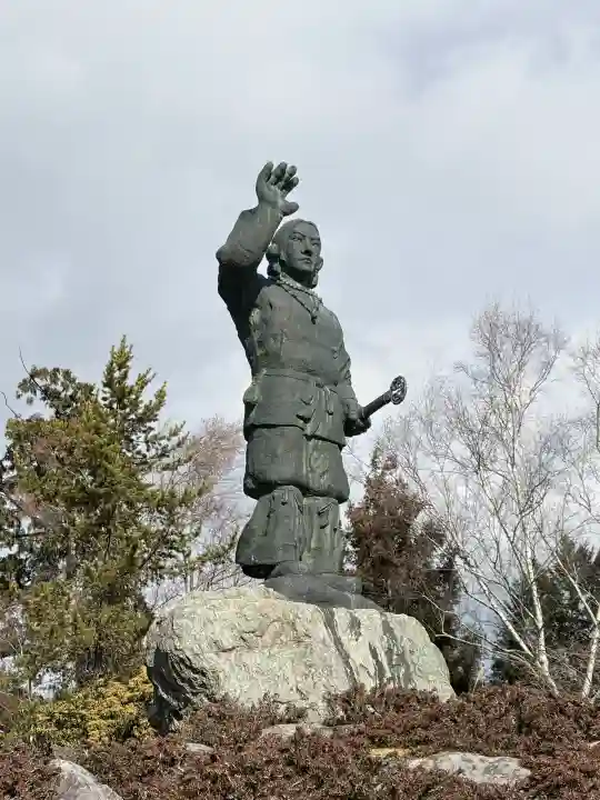 三峯神社の{uncategorized: "未分類", other: "その他", undefined: "問題あり", building: "その他建物", grave: "お墓", sacred_gate: "鳥居", guardian: "狛犬", statue: "像", buddha: "仏像", history: "歴史", nature: "自然", garden: "庭園", animal: "動物", pagoda: "塔", temizu: "手水舎", mountain_gate: "山門・神門", sanctuary: "本殿・本堂", subordinate: "末社・摂社", art: "芸術", scenery: "景色", jizo: "地蔵", ema: "絵馬", goshuin: "御朱印", omikuji: "おみくじ", items: "授与品その他", amulet: "お守り", goshuincho: "御朱印帳", eats: "食事", festival: "お祭り", votive_dance: "神楽", shichigosan: "七五三参", wedding: "結婚式", experience: "体験その他", initially: "初詣", around: "周辺", anti_infection: "感染症対策"}