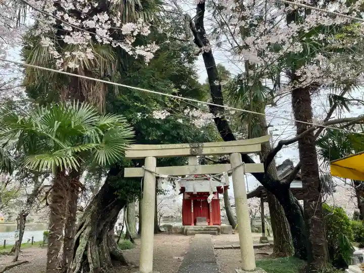 厳島神社 谷弁財天の{uncategorized: "未分類", other: "その他", undefined: "問題あり", building: "その他建物", grave: "お墓", sacred_gate: "鳥居", guardian: "狛犬", statue: "像", buddha: "仏像", history: "歴史", nature: "自然", garden: "庭園", animal: "動物", pagoda: "塔", temizu: "手水舎", mountain_gate: "山門・神門", sanctuary: "本殿・本堂", subordinate: "末社・摂社", art: "芸術", scenery: "景色", jizo: "地蔵", ema: "絵馬", goshuin: "御朱印", omikuji: "おみくじ", items: "授与品その他", amulet: "お守り", goshuincho: "御朱印帳", eats: "食事", festival: "お祭り", votive_dance: "神楽", shichigosan: "七五三参", wedding: "結婚式", experience: "体験その他", initially: "初詣", around: "周辺", anti_infection: "感染症対策"}