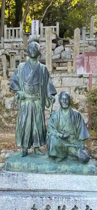 京都霊山護國神社の{uncategorized: "未分類", other: "その他", undefined: "問題あり", building: "その他建物", grave: "お墓", sacred_gate: "鳥居", guardian: "狛犬", statue: "像", buddha: "仏像", history: "歴史", nature: "自然", garden: "庭園", animal: "動物", pagoda: "塔", temizu: "手水舎", mountain_gate: "山門・神門", sanctuary: "本殿・本堂", subordinate: "末社・摂社", art: "芸術", scenery: "景色", jizo: "地蔵", ema: "絵馬", goshuin: "御朱印", omikuji: "おみくじ", items: "授与品その他", amulet: "お守り", goshuincho: "御朱印帳", eats: "食事", festival: "お祭り", votive_dance: "神楽", shichigosan: "七五三参", wedding: "結婚式", experience: "体験その他", initially: "初詣", around: "周辺", anti_infection: "感染症対策"}