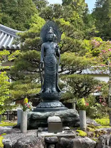大池寺の{uncategorized: "未分類", other: "その他", undefined: "問題あり", building: "その他建物", grave: "お墓", sacred_gate: "鳥居", guardian: "狛犬", statue: "像", buddha: "仏像", history: "歴史", nature: "自然", garden: "庭園", animal: "動物", pagoda: "塔", temizu: "手水舎", mountain_gate: "山門・神門", sanctuary: "本殿・本堂", subordinate: "末社・摂社", art: "芸術", scenery: "景色", jizo: "地蔵", ema: "絵馬", goshuin: "御朱印", omikuji: "おみくじ", items: "授与品その他", amulet: "お守り", goshuincho: "御朱印帳", eats: "食事", festival: "お祭り", votive_dance: "神楽", shichigosan: "七五三参", wedding: "結婚式", experience: "体験その他", initially: "初詣", around: "周辺", anti_infection: "感染症対策"}