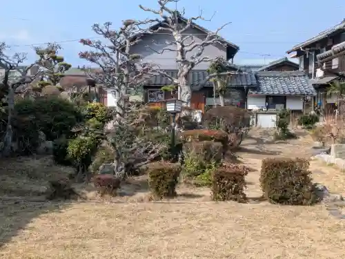 満願寺の{uncategorized: "未分類", other: "その他", undefined: "問題あり", building: "その他建物", grave: "お墓", sacred_gate: "鳥居", guardian: "狛犬", statue: "像", buddha: "仏像", history: "歴史", nature: "自然", garden: "庭園", animal: "動物", pagoda: "塔", temizu: "手水舎", mountain_gate: "山門・神門", sanctuary: "本殿・本堂", subordinate: "末社・摂社", art: "芸術", scenery: "景色", jizo: "地蔵", ema: "絵馬", goshuin: "御朱印", omikuji: "おみくじ", items: "授与品その他", amulet: "お守り", goshuincho: "御朱印帳", eats: "食事", festival: "お祭り", votive_dance: "神楽", shichigosan: "七五三参", wedding: "結婚式", experience: "体験その他", initially: "初詣", around: "周辺", anti_infection: "感染症対策"}
