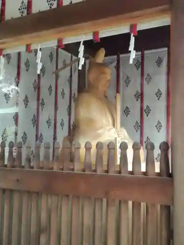 須賀神社の像