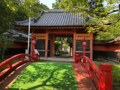 涼ケ岡八幡神社の山門