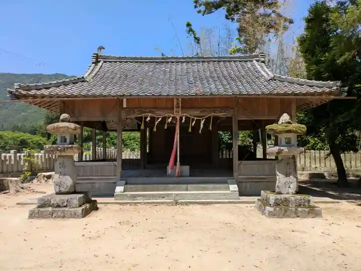 大年神社の{uncategorized: "未分類", other: "その他", undefined: "問題あり", building: "その他建物", grave: "お墓", sacred_gate: "鳥居", guardian: "狛犬", statue: "像", buddha: "仏像", history: "歴史", nature: "自然", garden: "庭園", animal: "動物", pagoda: "塔", temizu: "手水舎", mountain_gate: "山門・神門", sanctuary: "本殿・本堂", subordinate: "末社・摂社", art: "芸術", scenery: "景色", jizo: "地蔵", ema: "絵馬", goshuin: "御朱印", omikuji: "おみくじ", items: "授与品その他", amulet: "お守り", goshuincho: "御朱印帳", eats: "食事", festival: "お祭り", votive_dance: "神楽", shichigosan: "七五三参", wedding: "結婚式", experience: "体験その他", initially: "初詣", around: "周辺", anti_infection: "感染症対策"}