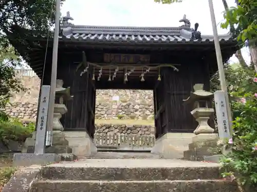 神吉八幡神社の山門・神門