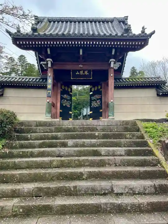本漸寺の{uncategorized: "未分類", other: "その他", undefined: "問題あり", building: "その他建物", grave: "お墓", sacred_gate: "鳥居", guardian: "狛犬", statue: "像", buddha: "仏像", history: "歴史", nature: "自然", garden: "庭園", animal: "動物", pagoda: "塔", temizu: "手水舎", mountain_gate: "山門・神門", sanctuary: "本殿・本堂", subordinate: "末社・摂社", art: "芸術", scenery: "景色", jizo: "地蔵", ema: "絵馬", goshuin: "御朱印", omikuji: "おみくじ", items: "授与品その他", amulet: "お守り", goshuincho: "御朱印帳", eats: "食事", festival: "お祭り", votive_dance: "神楽", shichigosan: "七五三参", wedding: "結婚式", experience: "体験その他", initially: "初詣", around: "周辺", anti_infection: "感染症対策"}