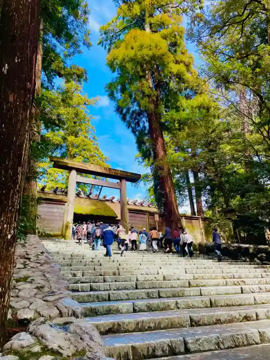 伊勢神宮内宮(皇大神宮)の{uncategorized: "未分類", other: "その他", undefined: "問題あり", building: "その他建物", grave: "お墓", sacred_gate: "鳥居", guardian: "狛犬", statue: "像", buddha: "仏像", history: "歴史", nature: "自然", garden: "庭園", animal: "動物", pagoda: "塔", temizu: "手水舎", mountain_gate: "山門・神門", sanctuary: "本殿・本堂", subordinate: "末社・摂社", art: "芸術", scenery: "景色", jizo: "地蔵", ema: "絵馬", goshuin: "御朱印", omikuji: "おみくじ", items: "授与品その他", amulet: "お守り", goshuincho: "御朱印帳", eats: "食事", festival: "お祭り", votive_dance: "神楽", shichigosan: "七五三参", wedding: "結婚式", experience: "体験その他", initially: "初詣", around: "周辺", anti_infection: "感染症対策"}