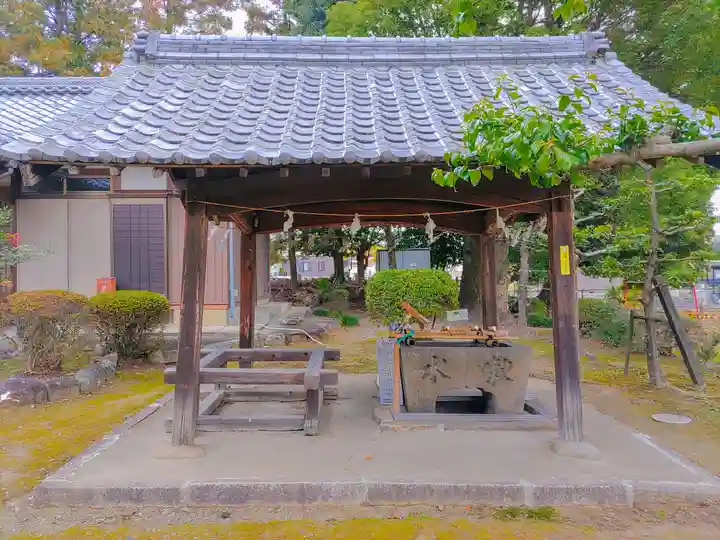 井出神社の手水舎