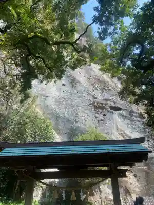 花窟神社の{uncategorized: "未分類", other: "その他", undefined: "問題あり", building: "その他建物", grave: "お墓", sacred_gate: "鳥居", guardian: "狛犬", statue: "像", buddha: "仏像", history: "歴史", nature: "自然", garden: "庭園", animal: "動物", pagoda: "塔", temizu: "手水舎", mountain_gate: "山門・神門", sanctuary: "本殿・本堂", subordinate: "末社・摂社", art: "芸術", scenery: "景色", jizo: "地蔵", ema: "絵馬", goshuin: "御朱印", omikuji: "おみくじ", items: "授与品その他", amulet: "お守り", goshuincho: "御朱印帳", eats: "食事", festival: "お祭り", votive_dance: "神楽", shichigosan: "七五三参", wedding: "結婚式", experience: "体験その他", initially: "初詣", around: "周辺", anti_infection: "感染症対策"}