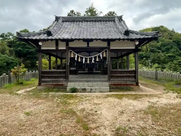 荒神社の{uncategorized: "未分類", other: "その他", undefined: "問題あり", building: "その他建物", grave: "お墓", sacred_gate: "鳥居", guardian: "狛犬", statue: "像", buddha: "仏像", history: "歴史", nature: "自然", garden: "庭園", animal: "動物", pagoda: "塔", temizu: "手水舎", mountain_gate: "山門・神門", sanctuary: "本殿・本堂", subordinate: "末社・摂社", art: "芸術", scenery: "景色", jizo: "地蔵", ema: "絵馬", goshuin: "御朱印", omikuji: "おみくじ", items: "授与品その他", amulet: "お守り", goshuincho: "御朱印帳", eats: "食事", festival: "お祭り", votive_dance: "神楽", shichigosan: "七五三参", wedding: "結婚式", experience: "体験その他", initially: "初詣", around: "周辺", anti_infection: "感染症対策"}