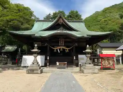 糸碕神社の{uncategorized: "未分類", other: "その他", undefined: "問題あり", building: "その他建物", grave: "お墓", sacred_gate: "鳥居", guardian: "狛犬", statue: "像", buddha: "仏像", history: "歴史", nature: "自然", garden: "庭園", animal: "動物", pagoda: "塔", temizu: "手水舎", mountain_gate: "山門・神門", sanctuary: "本殿・本堂", subordinate: "末社・摂社", art: "芸術", scenery: "景色", jizo: "地蔵", ema: "絵馬", goshuin: "御朱印", omikuji: "おみくじ", items: "授与品その他", amulet: "お守り", goshuincho: "御朱印帳", eats: "食事", festival: "お祭り", votive_dance: "神楽", shichigosan: "七五三参", wedding: "結婚式", experience: "体験その他", initially: "初詣", around: "周辺", anti_infection: "感染症対策"}