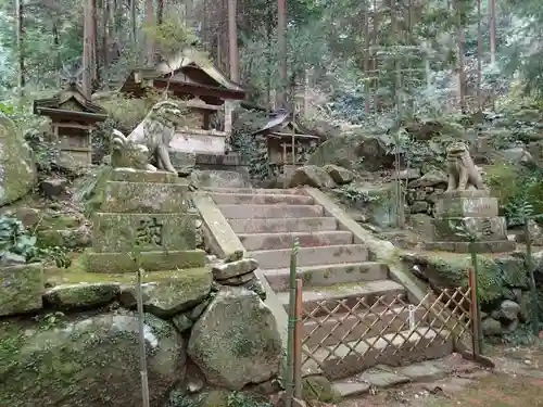 石上神社の本殿