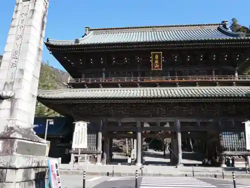 久遠寺の山門