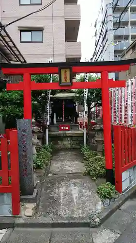 五の日稲荷大明神の鳥居