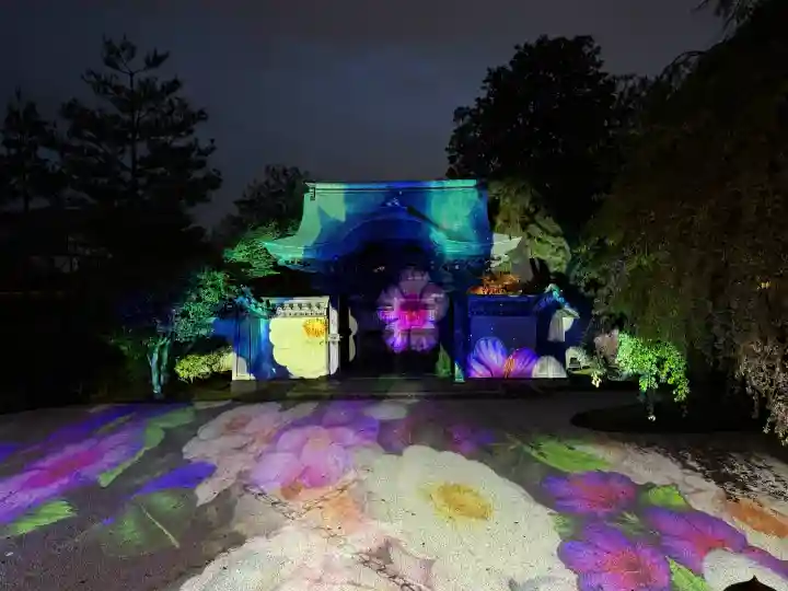 高台寺(高台寿聖禅寺・高臺寺)の{uncategorized: "未分類", other: "その他", undefined: "問題あり", building: "その他建物", grave: "お墓", sacred_gate: "鳥居", guardian: "狛犬", statue: "像", buddha: "仏像", history: "歴史", nature: "自然", garden: "庭園", animal: "動物", pagoda: "塔", temizu: "手水舎", mountain_gate: "山門・神門", sanctuary: "本殿・本堂", subordinate: "末社・摂社", art: "芸術", scenery: "景色", jizo: "地蔵", ema: "絵馬", goshuin: "御朱印", omikuji: "おみくじ", items: "授与品その他", amulet: "お守り", goshuincho: "御朱印帳", eats: "食事", festival: "お祭り", votive_dance: "神楽", shichigosan: "七五三参", wedding: "結婚式", experience: "体験その他", initially: "初詣", around: "周辺", anti_infection: "感染症対策"}